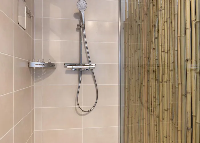 Cathyvoyages - Ciel Etoile - Bord De - Parking Gratuit - Videoprojecteur - Lit Rond - La Paillote Strasbourgeoise *