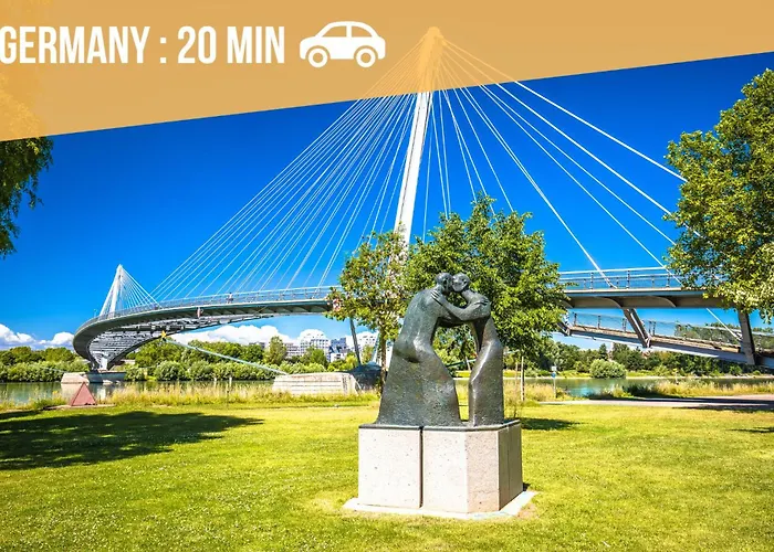 Apartment Cathyvoyages - Ciel Etoile - Bord De - Parking Gratuit - Videoprojecteur - Lit Rond - La Paillote Strasbourgeoise