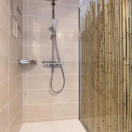 Cathyvoyages - Ciel Etoile - Bord De - Parking Gratuit - Videoprojecteur - Lit Rond - La Paillote Strasbourgeoise *